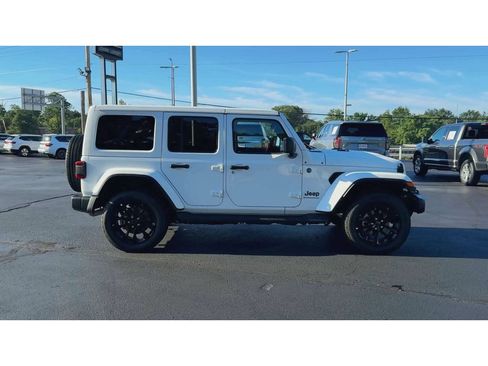 Used 2025 Jeep Wrangler Unlimited Sahara AWD/4WD image 9