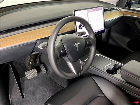Used 2024 Tesla Model Y Long Range AWD/4WD image 4