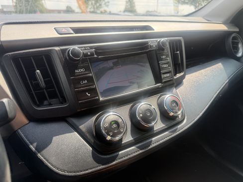 Used 2018 Toyota RAV4 LE FWD image 15