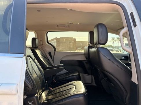 Used 2022 Chrysler Pacifica Touring-L FWD image 18