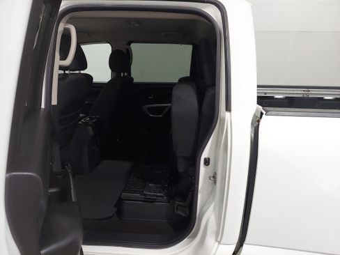 Used 2018 Nissan Titan SV image 15