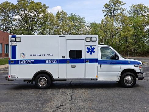 Used 2012 Ford E-450 and Econoline 450 Super Duty w/ Ambulance Prep Pkg RWD image 3