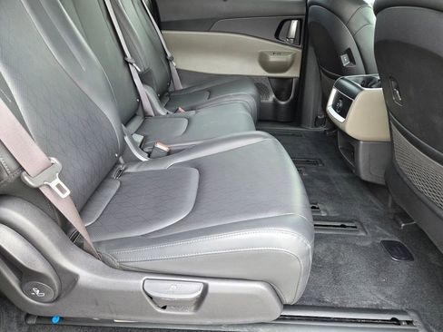 Used 2025 Kia Carnival EX FWD image 31