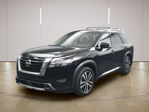 Certified 2025 Nissan Pathfinder Platinum w/ Cargo Package FWD image 3
