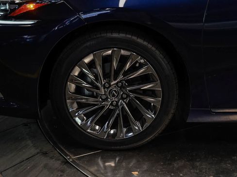 Used 2025 Lexus ES 300h w/ Accessory Package (Z2) FWD image 9