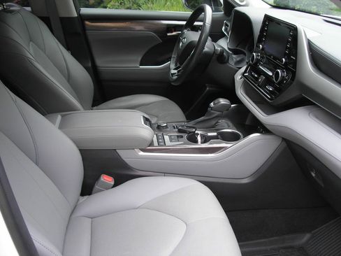 Used 2021 Toyota Highlander Limited AWD/4WD image 8