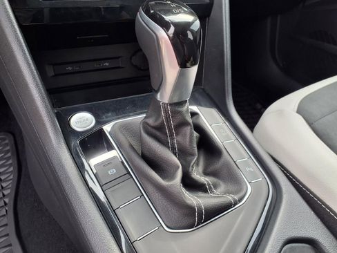 Certified 2025 Volkswagen Taos SE FWD image 22