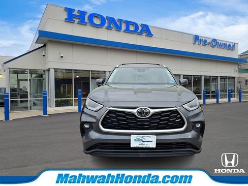 Used 2021 Toyota Highlander XLE AWD/4WD image 2