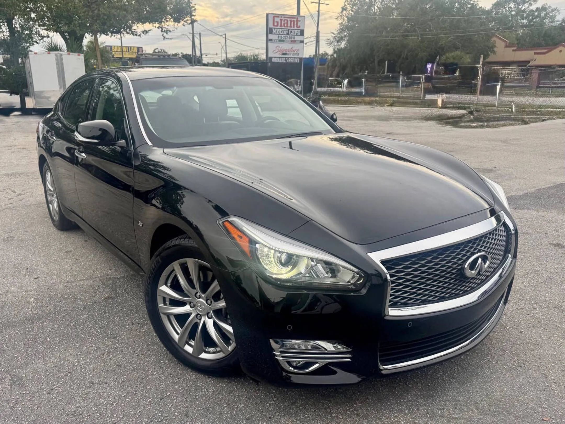 Used 2019 INFINITI Q70 Luxe RWD image 3