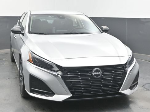 Used 2024 Nissan Altima 2.5 SV FWD image 2