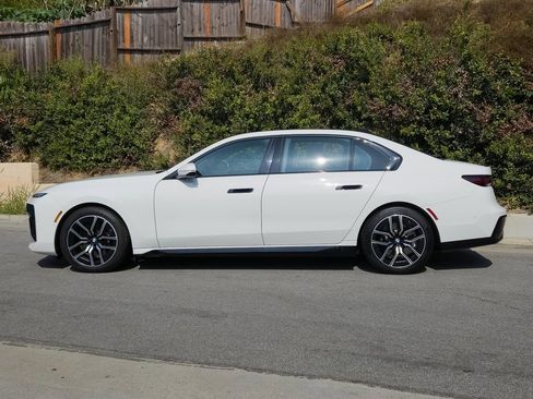 Used 2023 BMW 740i image 27