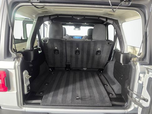 Used 2024 Jeep Wrangler Unlimited Rubicon AWD/4WD image 17