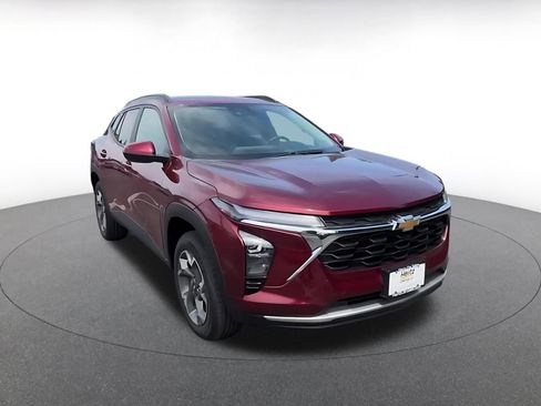 Used 2025 Chevrolet Trax LT w/ LT Convenience Package FWD image 3