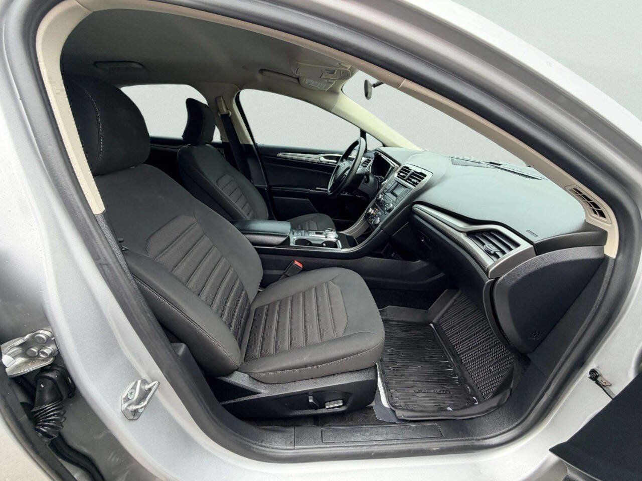 Used 2018 Ford Fusion SE FWD image 27