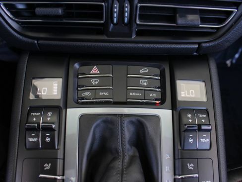 Used 2019 Porsche Macan AWD/4WD image 34