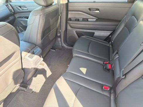 Used 2025 Nissan Pathfinder SL AWD/4WD image 14