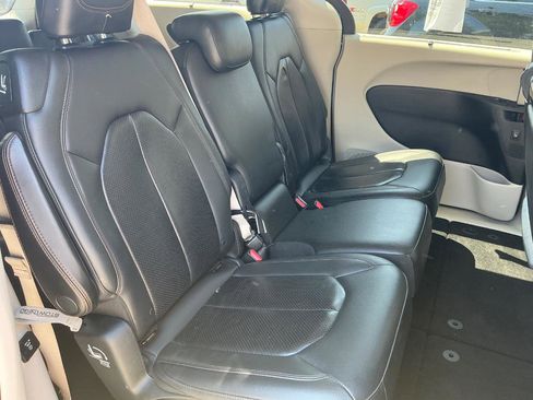 Used 2017 Chrysler Pacifica Touring-L Plus w/ Advanced Safetytec Group FWD image 11