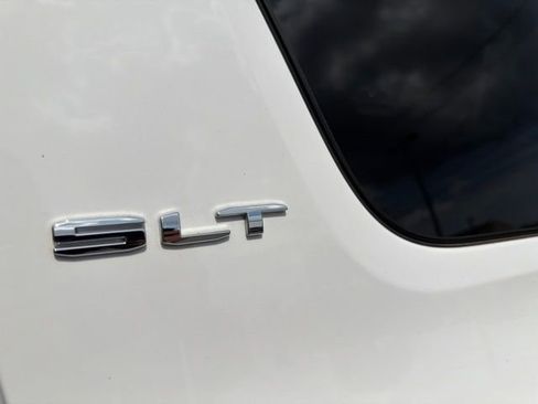 Used 2023 GMC Acadia SLT FWD image 13
