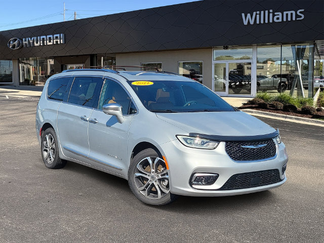 Used 2022 Chrysler Pacifica Pinnacle AWD/4WD image 1