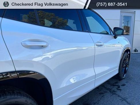 New 2026 Volkswagen Tiguan SE R-Line image 8