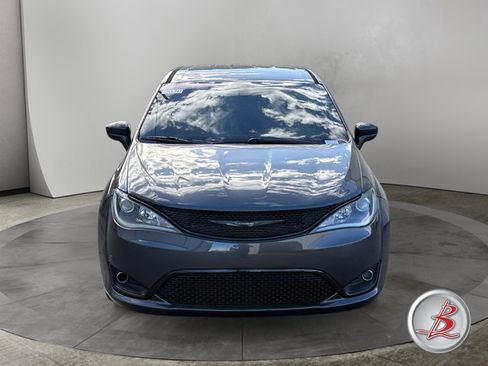 Used 2020 Chrysler Pacifica Touring w/ S Appearance Package FWD image 2