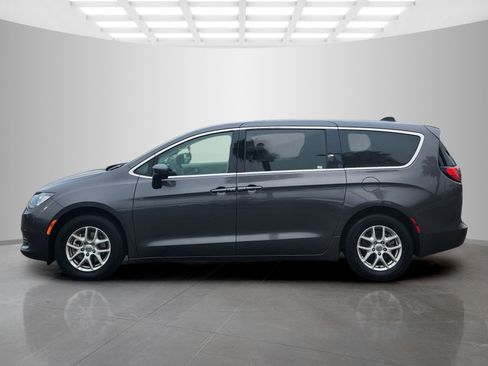 Used 2023 Chrysler Voyager LX image 7