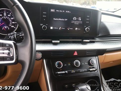 Used 2024 Kia Carnival LX image 20