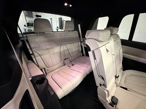 Used 2024 BMW X7 xDrive40i w/ Executive Package image 22