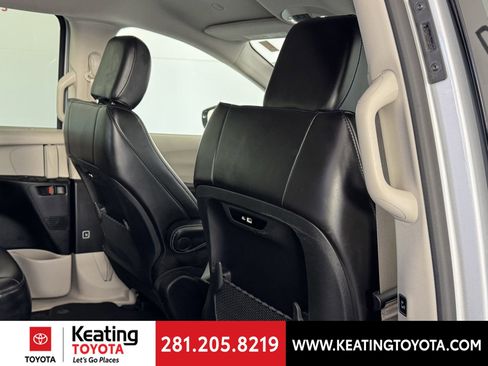 Used 2024 Chrysler Pacifica Touring-L image 19