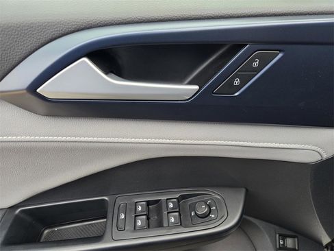 Used 2024 Volkswagen Taos SE image 18