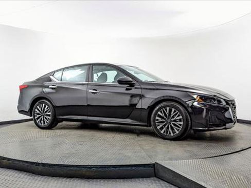 Used 2024 Nissan Altima 2.5 SV image 11