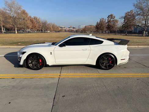 Used 2021 Ford Mustang Shelby GT500 w/ Carbon Fiber Track Pack RWD image 3