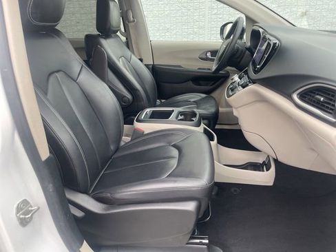 Used 2024 Chrysler Pacifica Touring-L FWD image 16