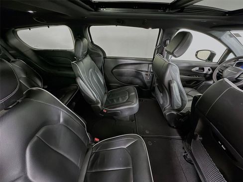 Used 2025 Chrysler Pacifica Limited FWD image 29