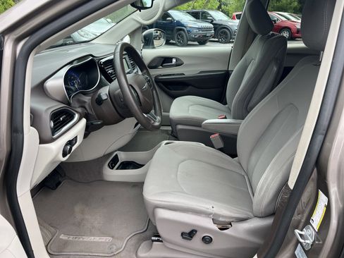 Used 2017 Chrysler Pacifica LX FWD image 7