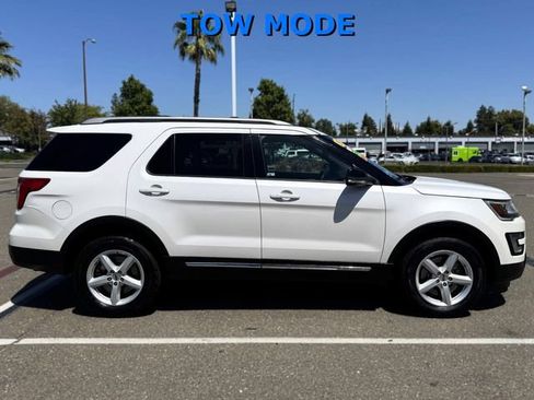 Used 2017 Ford Explorer XLT AWD/4WD image 4