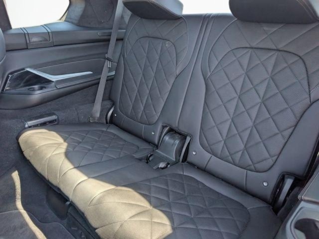 Used 2023 BMW X7 xDrive40i w/ M Sport Package AWD/4WD image 11