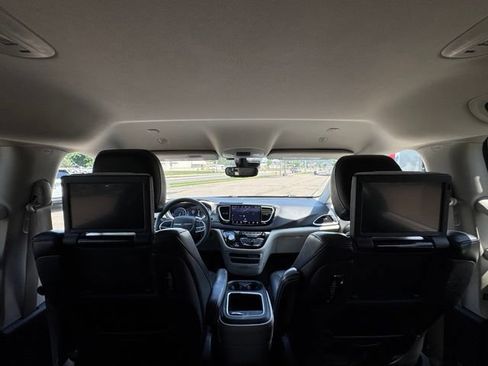 Used 2022 Chrysler Pacifica Touring-L w/ Uconnect Theater Family Group FWD image 17