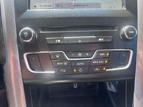Used 2018 Ford Fusion SE w/ Fusion SE Technology Package FWD image 19