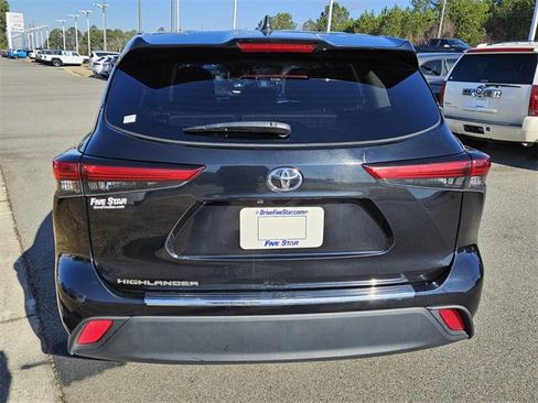 Used 2023 Toyota Highlander L image 12