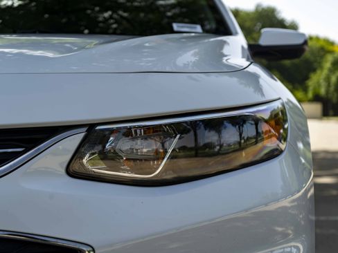 Used 2017 Chevrolet Malibu LT FWD image 11