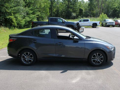 Used 2019 Toyota Yaris LE FWD image 4