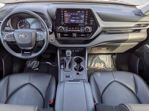 Used 2021 Toyota Highlander XLE FWD image 21
