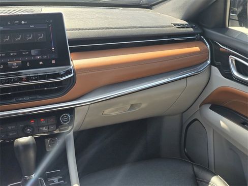 Used 2024 Jeep Compass Limited image 18