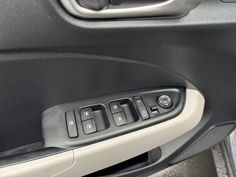 Used 2025 Hyundai Venue SEL image 24