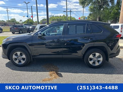 Used 2022 Toyota RAV4 XLE w/ Convenience Package image 2