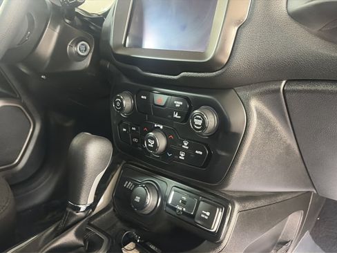 Used 2023 Jeep Renegade Latitude AWD/4WD image 13