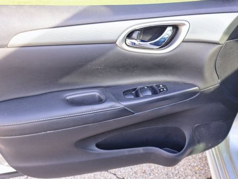 Used 2015 Nissan Sentra SR w/ SR Premium Package image 9