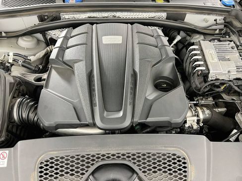 Certified 2024 Porsche Macan S AWD/4WD image 32