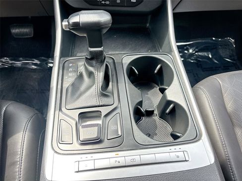 Used 2025 Kia Carnival FWD image 17